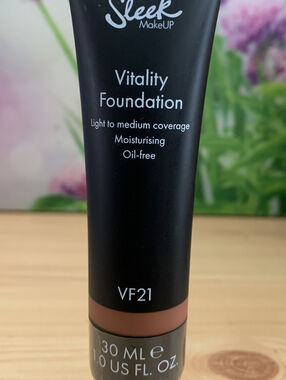 SLEEK MAKEUP VITALITY FOUNDATION LIGHT TO MEDIUM OIL FREE 30ML SHADE VF21